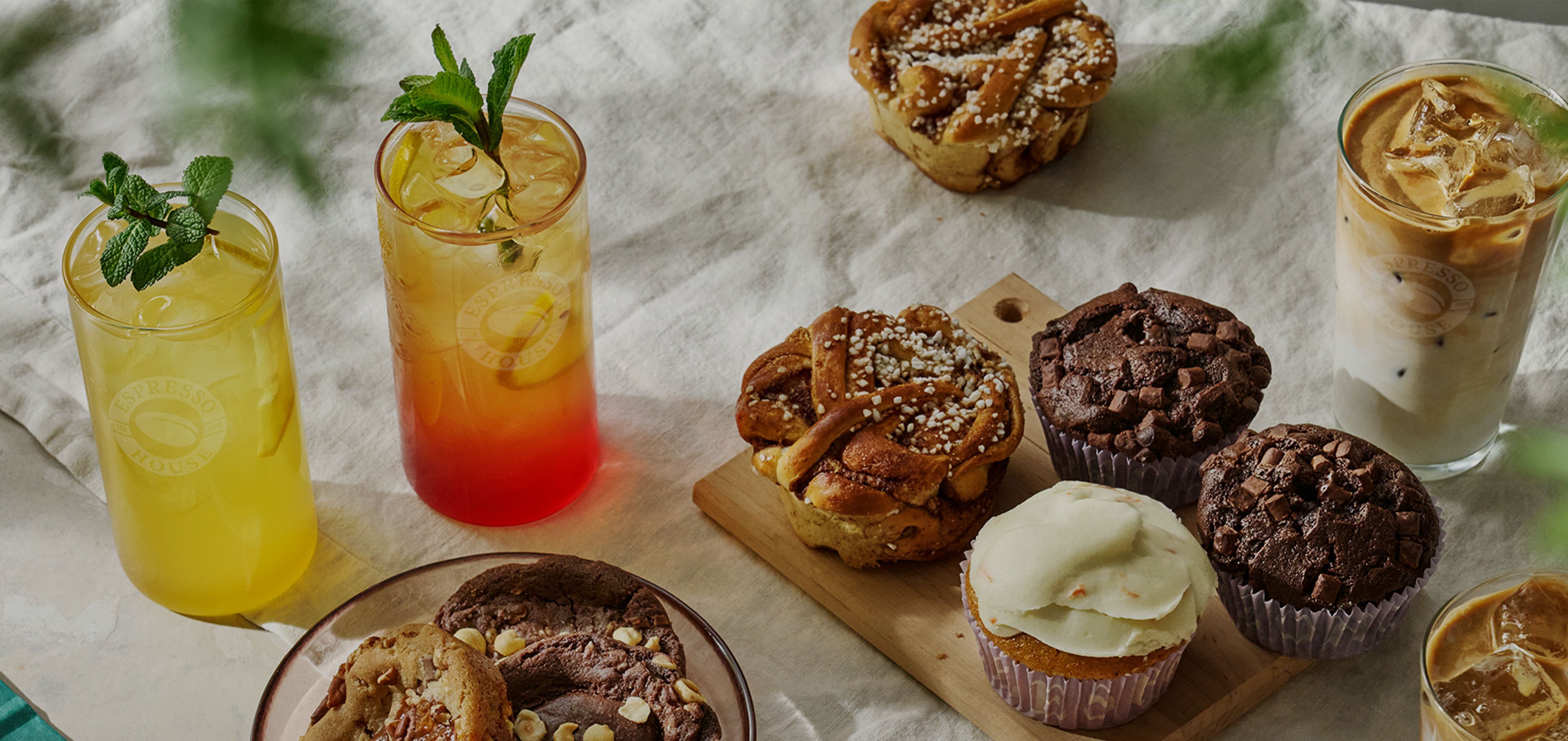 Sommarkampanj hos Espresso House – upptäck varma och kalla drycker, nyheter som Summer Iced Latte och Mojito Lemonade till klassiker som Cappuccino. Perfekt för alla väder, serverat med nybakad fika.