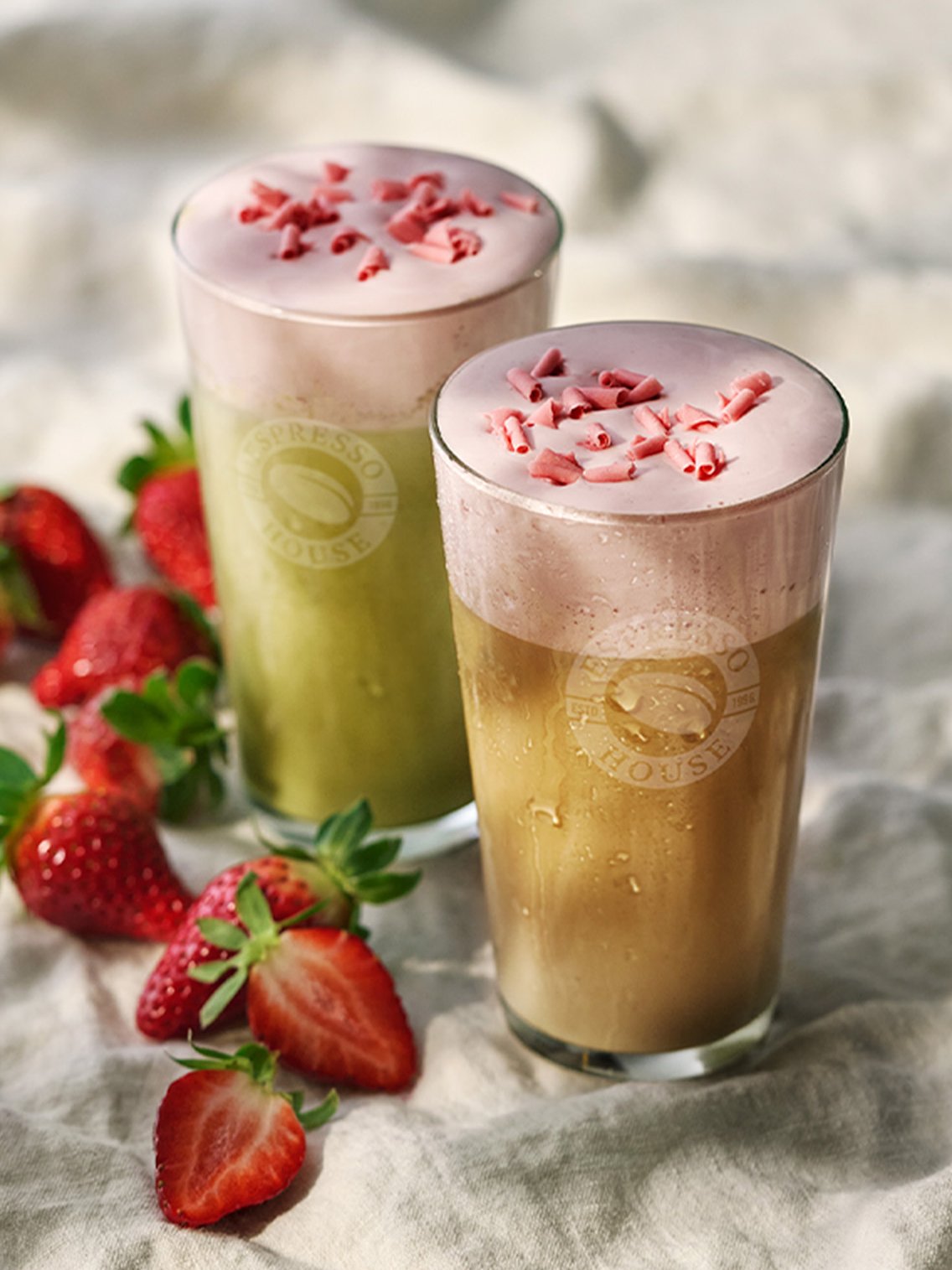 Espresso House Summer Iced Matcha och Summer Iced Latte – toppade med fluffigt jordgubbsfoam för en svalkande och trendig smakupplevelse i sommar.