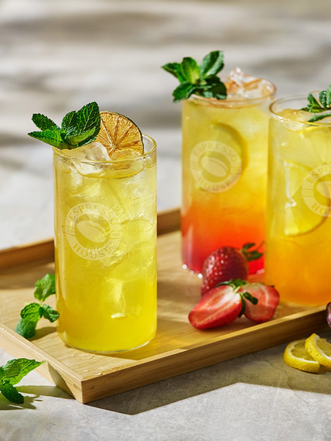 Somriga isteer från Espresso House – Iste Mango Mojito, Iste Jordgubb Citron​, och Iste Citron Passion - perfekta när törsten kallar.