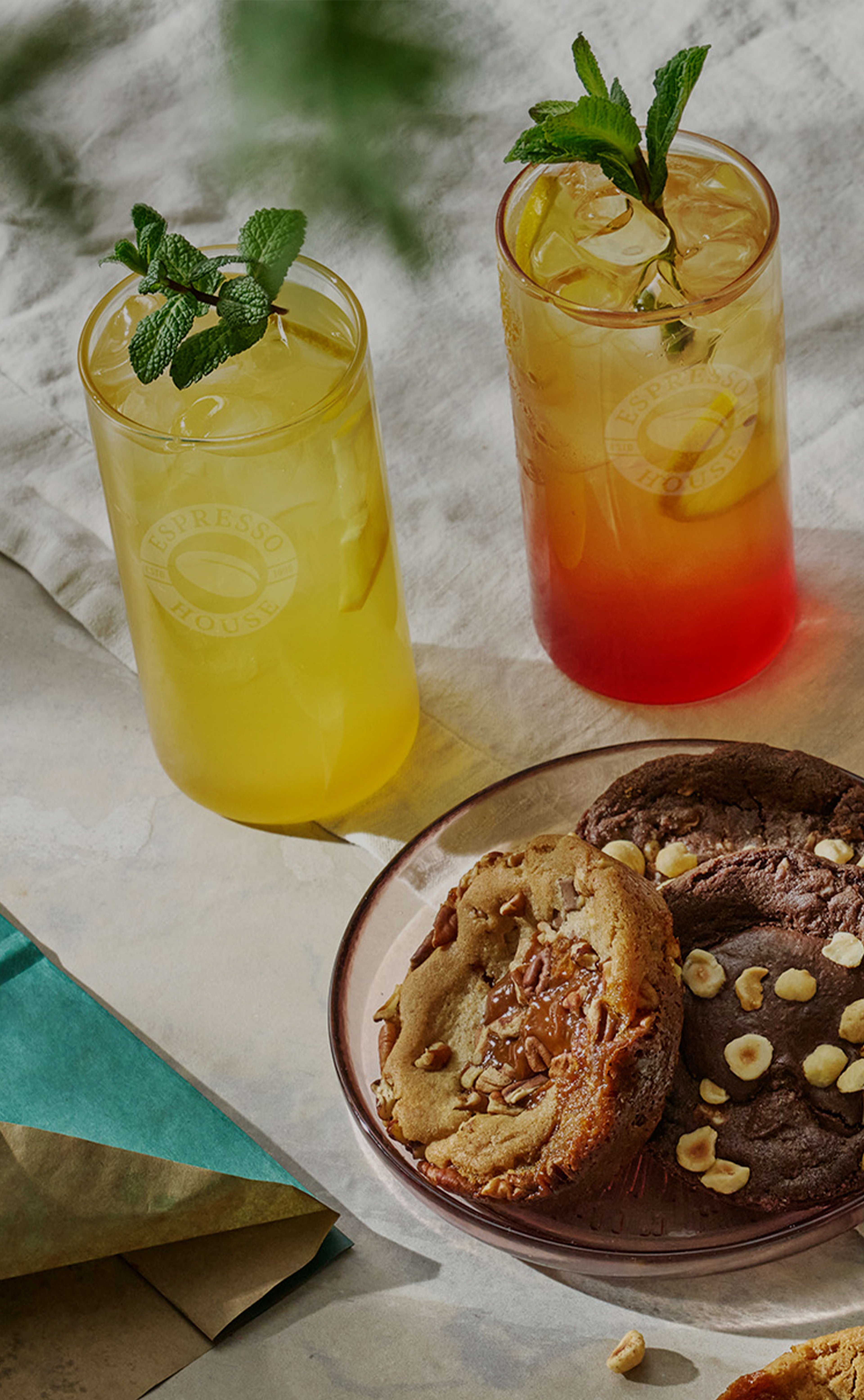 Sommarkampanj hos Espresso House – upptäck varma och kalla drycker, nyheter som Summer Iced Latte och Mojito Lemonade till klassiker som Cappuccino. Perfekt för alla väder, serverat med nybakad fika.