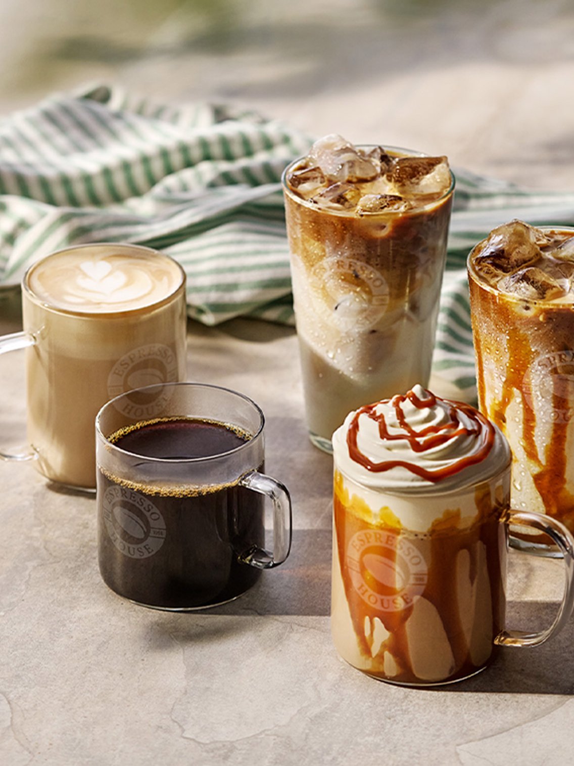 Espresso House varma och kalla kaffedrycker – från klassisk brygg och latte till iskaffe och krämig karamell-latte. Alltid handgjorda, alltid med specialty coffee.