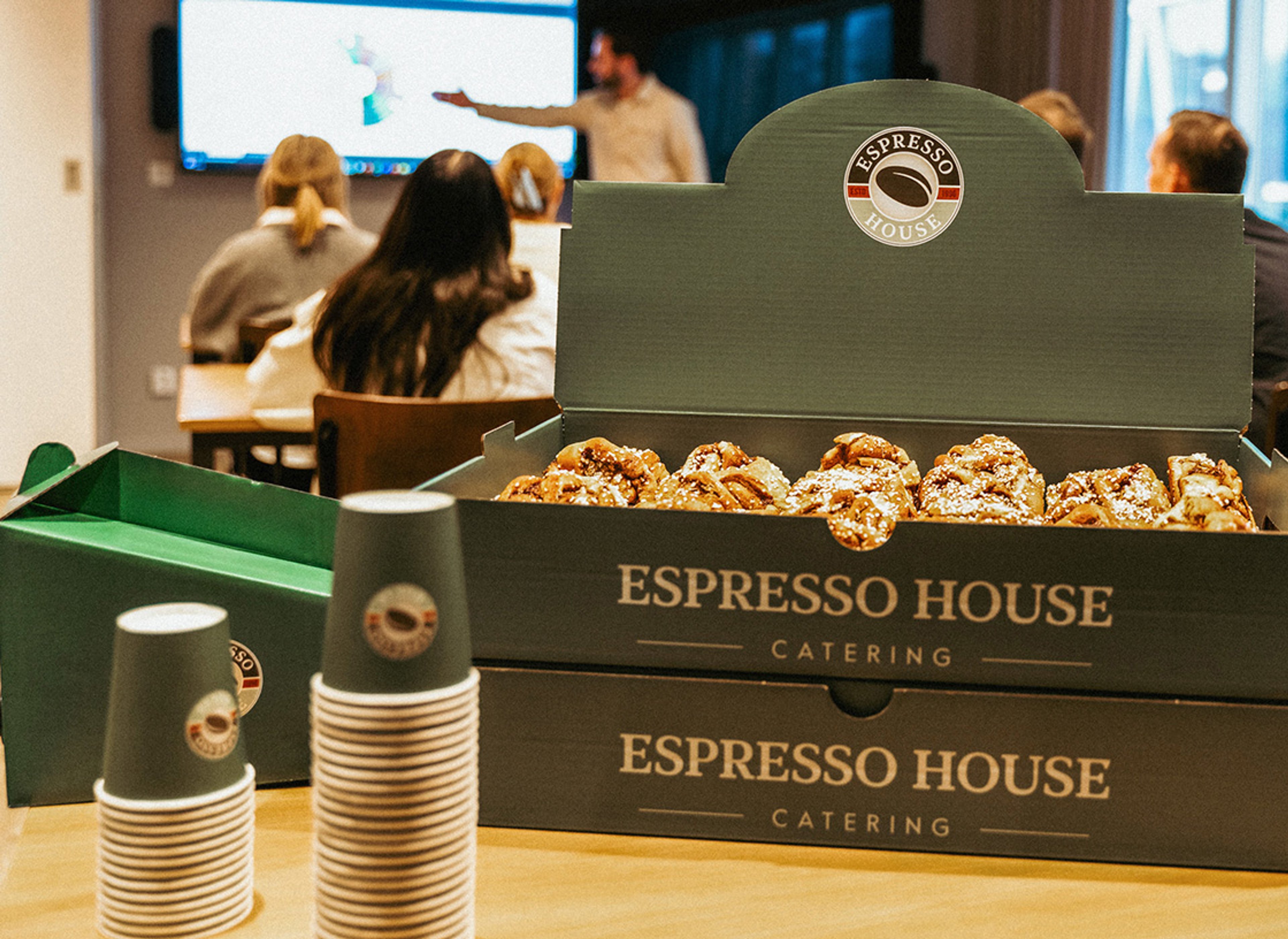 Espresso House levererar frukost, lunch och fika direkt till kontoret. Perfekt för möten, konferenser eller som en uppskattad paus i arbetsdagen!